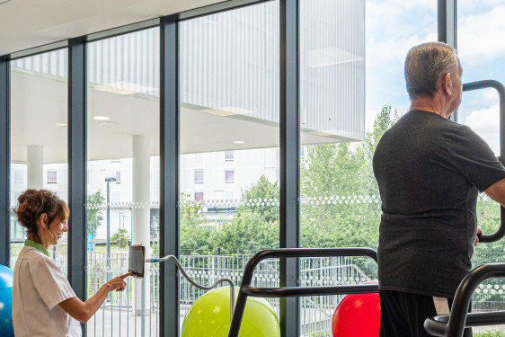 Exercice de rééducation en salle